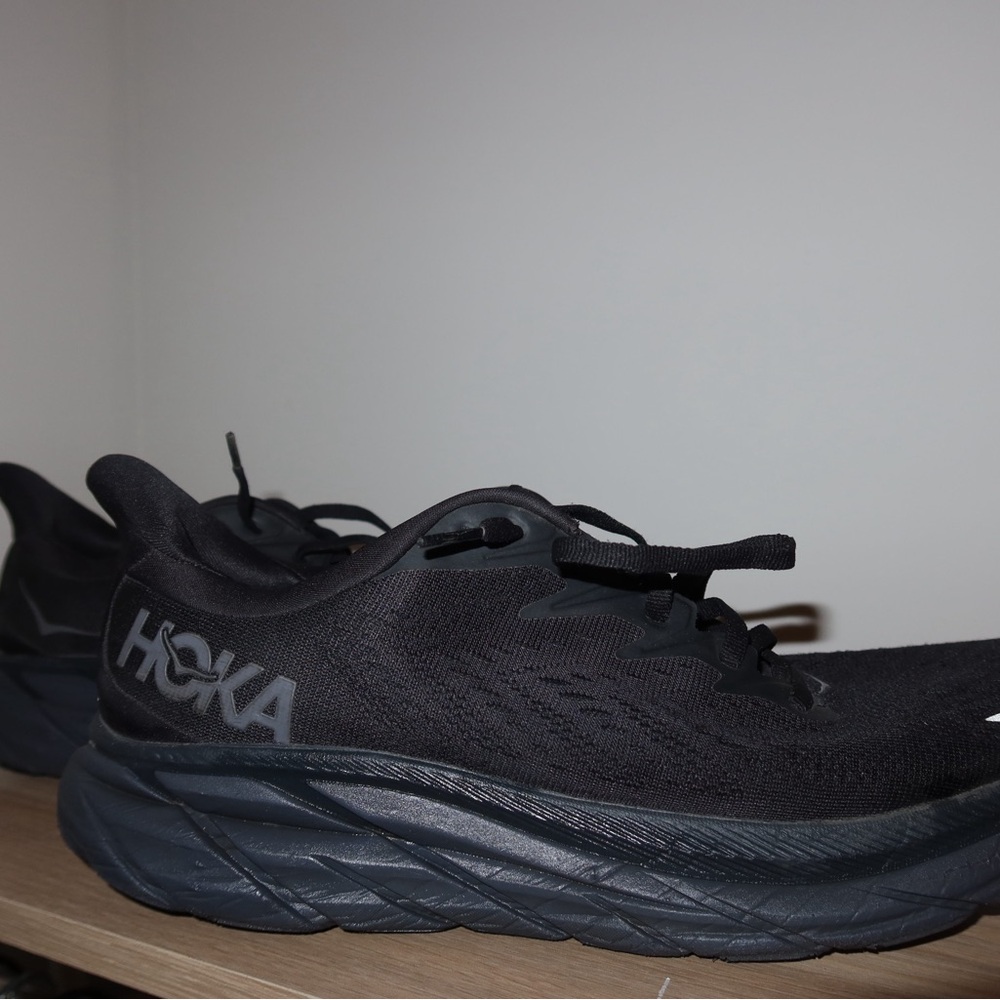 Black Clifton 8 Hokas! Unisex shoe- size is a men’s size 10, women’s size 11.5
